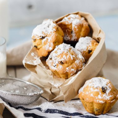 Kuru üzüm, toz şeker ve süt ile ev yapımı cupcakes yakın çekim