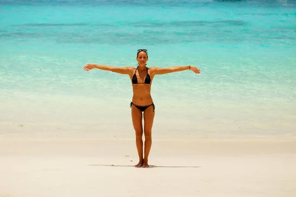 Glückliche Reisende Frau Genießt Ihren Strandurlaub — Stockfoto