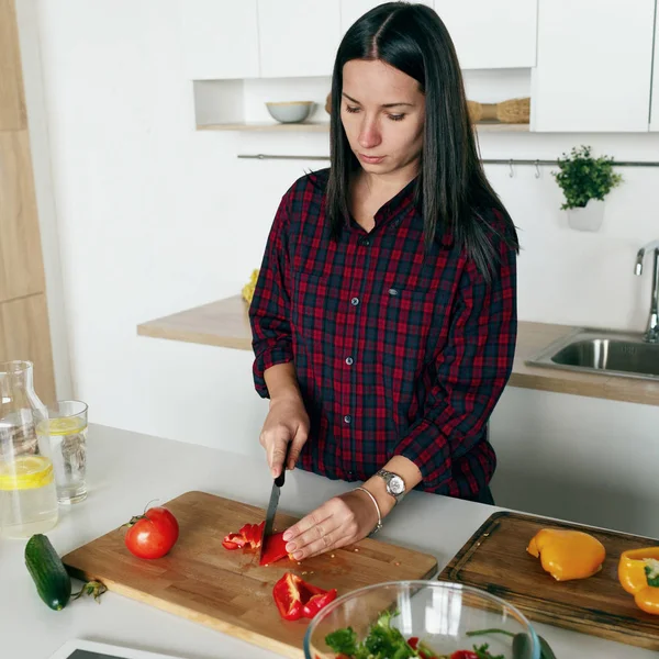 Donna Che Prepara Verdure Cucina Casa — Foto Stock