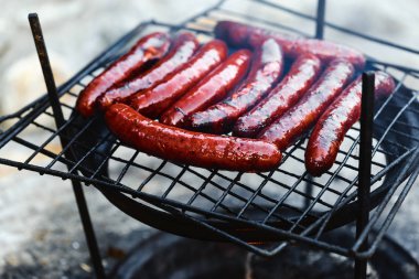 Sulu ızgara sosis ızgara. Barbekü arka plan