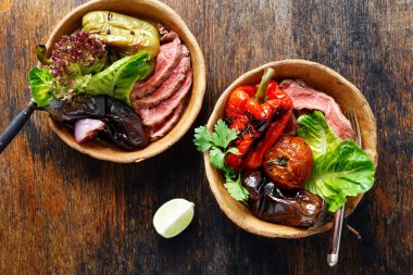 Ekmek tabağı üstten görünüm servis sebze ızgara biftek ızgara