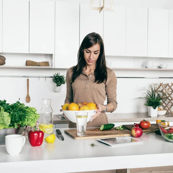 Frau Kocht Gemüse Und Obst Der Heimischen Küche Einfaches Gesundes — Stockfoto