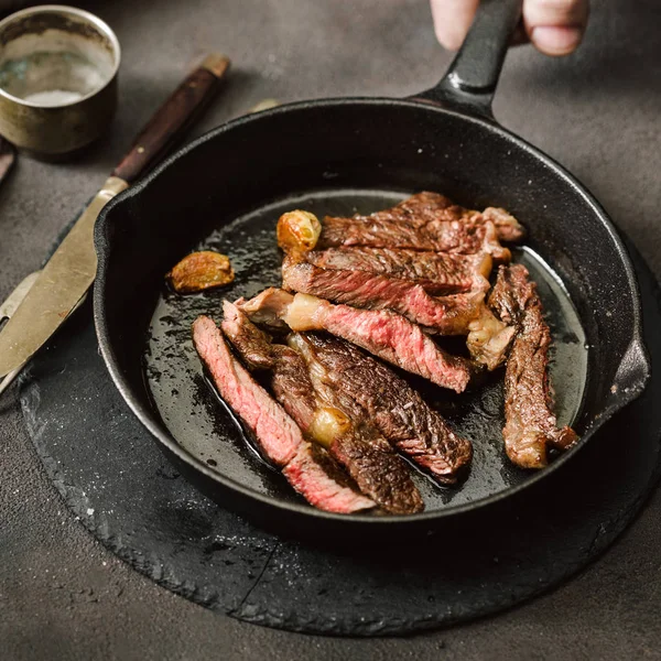 Slices Juicy Roast Beef Steak Vintage Cast Iron Frying Pan — Stock Photo, Image