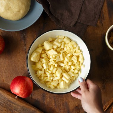 Elma, üzüm, hamur ve tarçın tahta masada görünümü top. Elma strudel, en iyi görünüm için dolgu hazırlanması için malzemeler