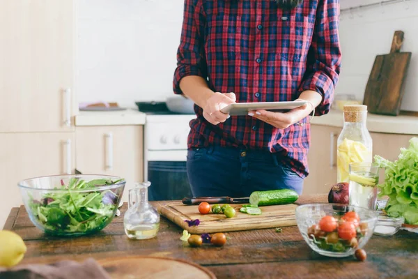 Fiatal Keres Egy Recept Egészséges Tabletta Otthon Konyhában Egészséges Élelmiszer — Stock Fotó