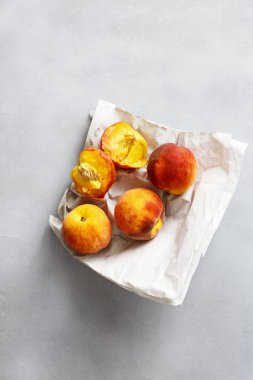 Üstten görünüm gri beton zemin üzerine olgun şeftali