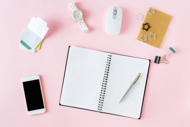 Kadınlar iş yeri kavramı. Üstten görünüm açık not defteri ve kişisel aksesuar pembe arka plan, düz üzerinde yatıyordu