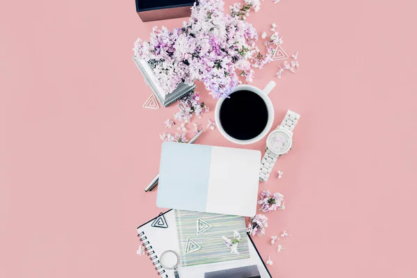 女性の職場のコンセプトです カード コーヒー カップ 花とピンクの背景 フラットに個人的なアクセサリーのレイアウト平面図 — ストック写真