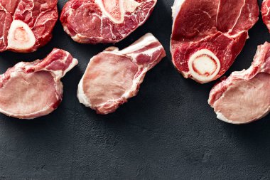 Üstten görünüm farklı etler (domuz ve sığır eti) kopya alanı, üstten görünüm siyah zemin üzerine adet