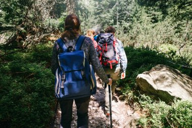 Seyahat ve backpacking yaşam tarzı kavramı. Grup ormanda hiking sırt çantaları ile seyahat etmek 