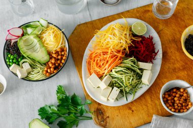 Beyaz ahşap masa, üstten görünüm rendelenmiş sebze. Temiz sağlıklı yemek yeme