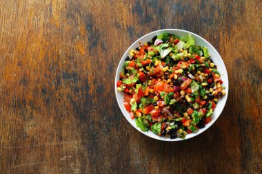 Tam tabak taco salatası ahşap Tablo kopya alanı, üstten görünüm