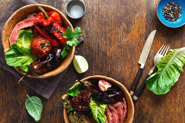 구운된 야채와 구운된 스테이크 평면도 테이블에 접시에 — 스톡 사진