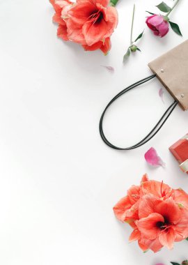Çiçekler nergis zambağı ve peonies kopya alanı beyaz zemin üzerine el çantası kağıt, yatıyordu, en iyi görünüm düz. Yaratıcı alışveriş arka plan
