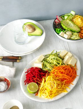 Beyaz ahşap masa üzerinde Buda'nın kase ile spiralized sebze. Temiz sağlıklı yemek yeme