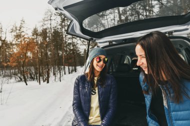 Arkadaşlar kış ormanda eğleniyor. Kopya alanı