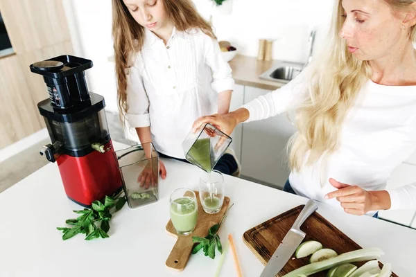 Concepto Estilo Vida Saludable Linda Hijita Con Madre Preparar Desayuno — Foto de Stock