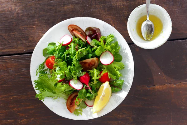 Plaka Üzerinde Ahşap Masa Soslu Taze Sebze Salatası Temiz Sağlıklı — Stok fotoğraf