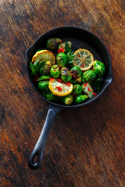 Gebakken Broccoli Geserveerd Gietijzeren Koekenpan Houten Tafel Bovenaanzicht Gezonde Vegetarische — Stockfoto