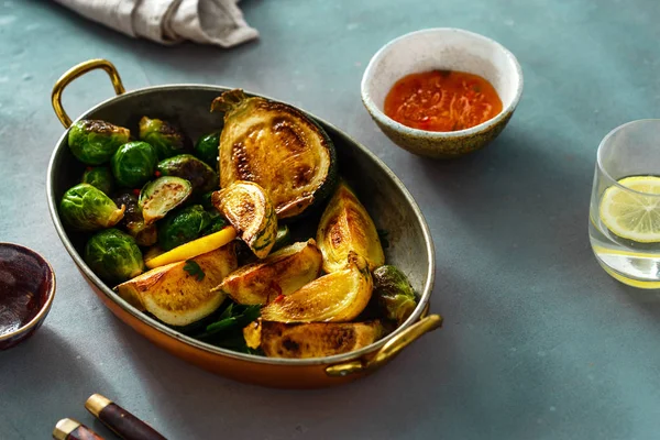 在铸铁煎锅中配有西葫芦的煎花椰菜 健康素食 Foo — 图库照片