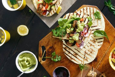 Taco ızgara sebze salsa, guacamole sos ve koyu ahşap arka plan limonata üstten görünüm ile tavuk
