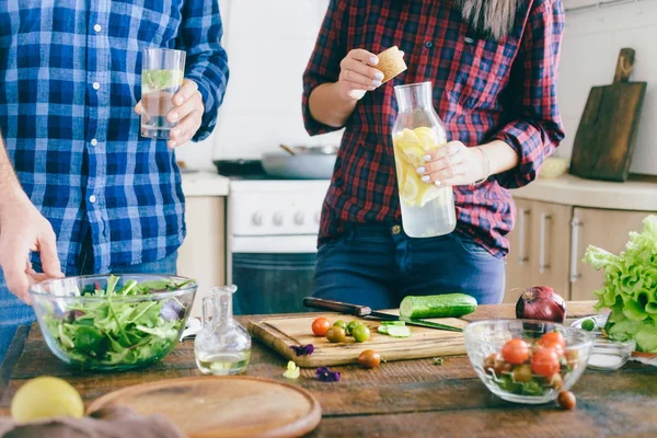 Casal Está Cozinhando Comida Simples Saudável Casa Cozinha Conceito Alimentação — Fotografia de Stock