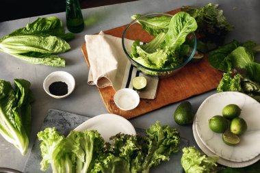 Yeşil salata yemek pişirmek için ham maddeler. Sağlıklı gıda arka plan