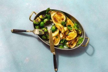 Düz kızarmış kabak kızartma tavası mavi taş zemin sağlıklı vejetaryen yemek üstten görünüm üzerine servis ile Brüksel lahanası göklere