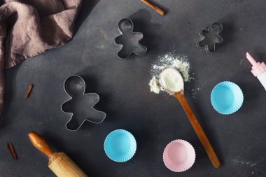 Pişirme Noel kurabiyeleri erkekler kavramı üstten görünüm Kızıl. Fırın arka plan