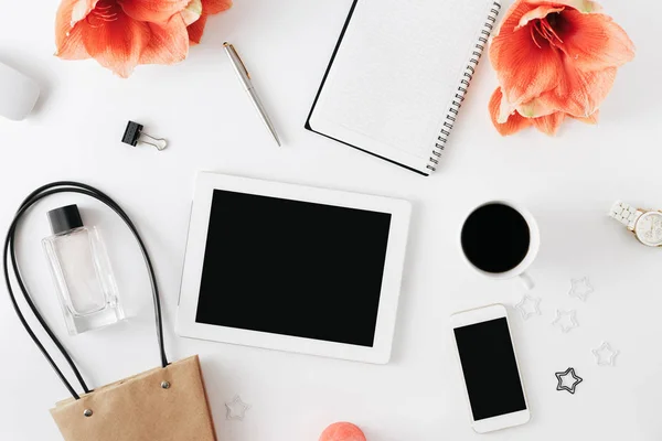 Escritorio Mesa Oficina Con Tablet Notebook Bolígrafo Flores Amarilis Teléfono — Foto de Stock