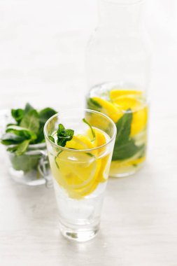 Taze limon salatalık nane detoks içecek cam beyaz tahta masada. Detoks su, fitness, sağlıklı beslenme diyet kavramı