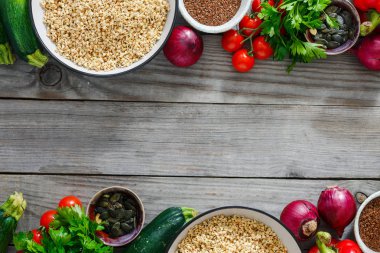 Yeşil buğday malzemelerle kopya alanı en iyi manzaralı ahşap masa üzerinde çiğ yemek yemek için. Çiğ sağlıklı gıda arka plan