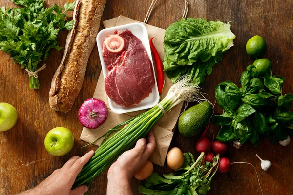 Bovenaanzicht Papieren Zak Met Diverse Gezondheid Van Voedsel Houten Tafel — Stockfoto