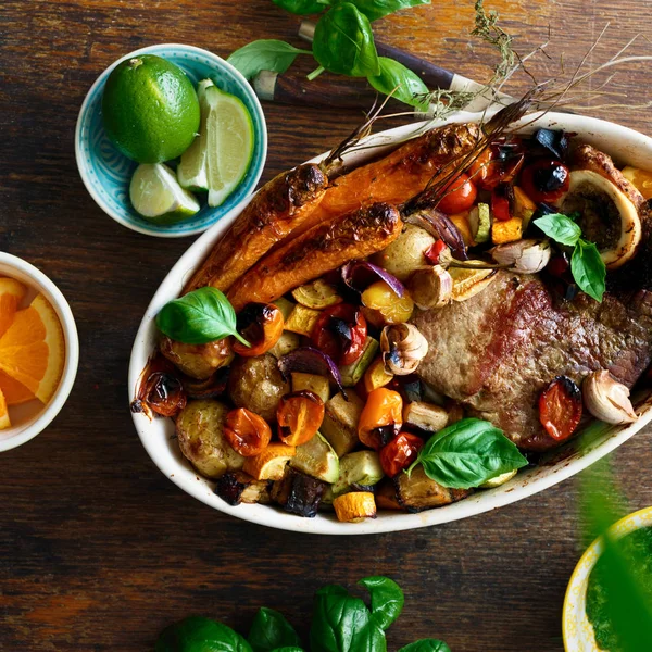 Carne Bovino Assada Com Legumes Batatas Cenouras Berinjela Abobrinha Tomate — Fotografia de Stock