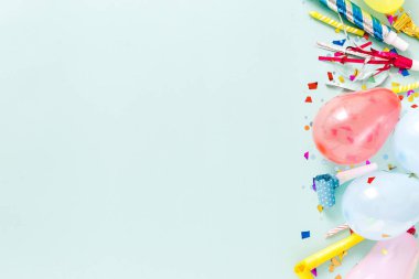 Düz yatıyordu dekorasyon parti konsepti üzerine pastel mavi arka plan ile sınır üstten görünüm
