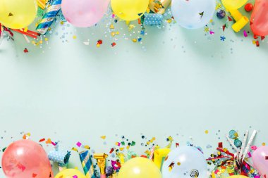 Düz yatıyordu dekorasyon parti konsepti üzerine pastel mavi arka plan üstten görünüm