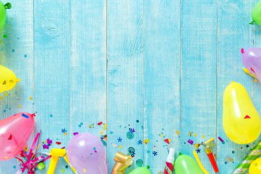 Üstten görünüm dekorasyon parti kavramı mavi masa düz ahşap üzerinde yatıyordu