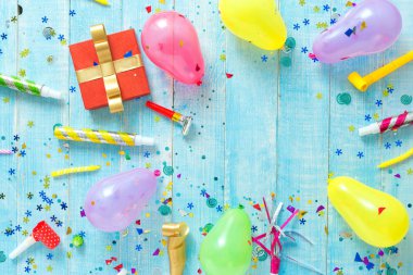 Çerçeve dekorasyon parti mavi ahşap arka plan en iyi görünüm düz üzerinde yatıyordu 