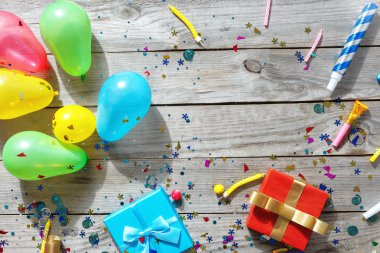 Çerçeve çeşitli dekorasyon ahşap masa üstü görünümü düz lay partisi