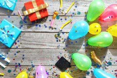 Üstten bakış Doğum günü parti arka plan. Çerçeve çeşitli dekorasyon parti ahşap zemin düz üzerinde yatıyordu