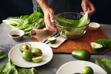 Adam yeşil detoks yemek marul salata. Sağlıklı gıda kavramı