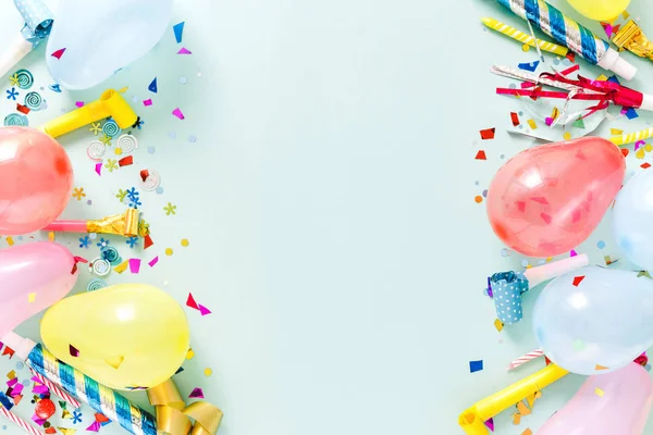 Çerçeve dekorasyon parti pastel mavi arka plan üstten görünüm, düz üzerinde yatıyordu