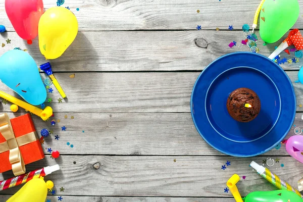 查看儿童生日表的概念 框架巧克力松饼烟火 礼品和装饰党在木质背景平躺 — 图库照片