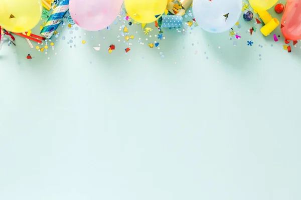 Flach Legen Dekoration Party Konzept Auf Pastellblauem Hintergrund Mit Rand — Stockfoto