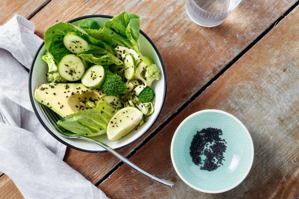 Salada Vegetariana Saudável Legumes Verdes Tigela Mesa Madeira Brócolis Salada — Fotografia de Stock