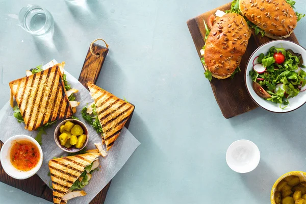 Різні Закуски Концепція Зовнішньої Їжі Бутерброд Грилі Нагетсами Салатом Соусом — стокове фото