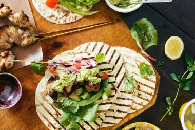 Taco ızgara sebze salsa, guacamole sos ve tavuk koyu arka plan üstten görünüm 