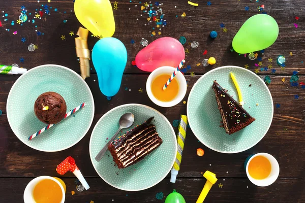 Üstten Görünüm Çocuk Doğum Günü Tablo Şenlikli Gıda Ile Çikolatalı — Stok fotoğraf