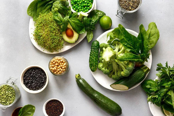 Vejetaryenler Için Protein Kaynağıdır Malzemeler Yeşil Bezelye Salatalık Lucerne Kabak — Stok fotoğraf