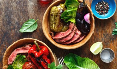 Dilimleri ızgara biftek ızgara sebze ahşap masa, üstten görünüm ekmek tabakta servis ile sığır eti